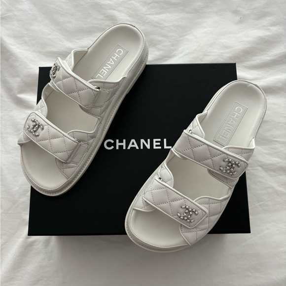 CHANEL 🖤 24P Classic White Leather Slip on Dad Sandals - Size 39 *RARE* - Picture 1 of 13